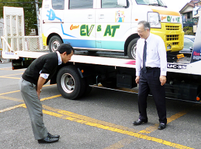 校長先生と板橋EVクラブ大庭会長と最後のあいさつ。これを教材に日本の自動車業界を担うたくましい生徒さんを巣立ててください!