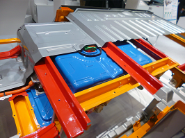 電池を床下に配置し、荷室等スペースの確保を強調。商業ベースをターゲットとしているようだ。