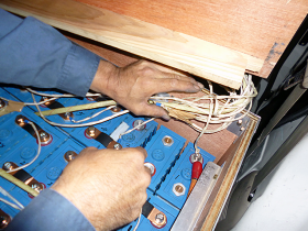 代替の電池を2番電池の位置へ入れ込む。スリムな電池のため、左右に隙間が…。