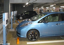 別のリーフも200Vで充電中。アイミーブ、リーフがほとんどだ。