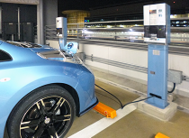 200Vで充電開始!羽田空港のP4は無料です。