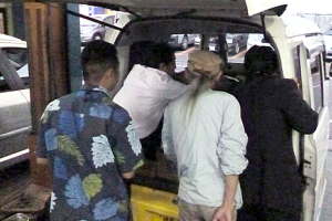 板橋EVクラブの会長と事務局長の説明を受ける3人のメンバー。彼らの闘争心に火をつけられたでしょうか?