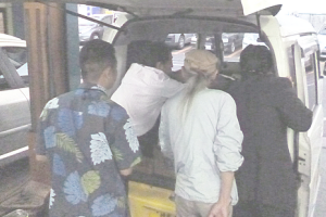 板橋EVクラブの会長と事務局長の説明を受ける3人のメンバー。彼らの闘争心に火をつけられたでしょうか?