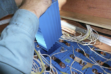 再び電池BOXを開け、電池交換作業。膨らんだ電池のボディが毎度のこと痛々しい。