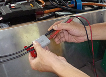定電圧充電器のコネクターをブレーカー配線に取り付け、電流をチェックしてから、充電に入る。