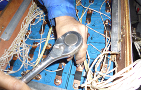 取り替えた電池をしっかりと固定し、再び試運転がはじまる。