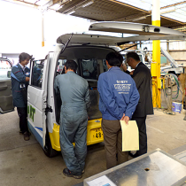 システムの説明をする板橋EVクラブ幹部