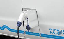 充電中にドアを開けると、充電用リッドがドアに当たる