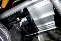 コントローラーの台座はFRPからアルミへと変更し、ヒートシンクを取り付けて、走行による空力を利用して、自然放熱