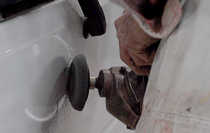 ボディに残ったブチルを電動ポリッシャーにゴムリューターを付けて除去