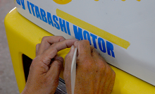 細かな文字はマスキングテープの直線に合わせて貼る