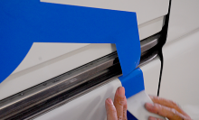 カットしたところの切り込みをレールの隙間に押し込み貼っていく