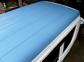 ルーフは空色を意識したアースブルー