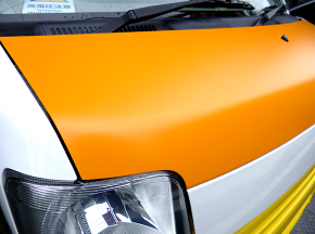ボンネットをマンゴーオレンジのマット塗装で仕上げ