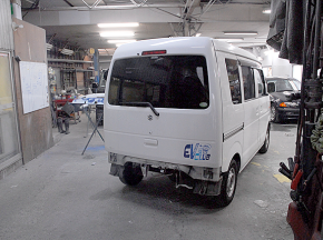 フロントとリアのバンパーフェイスをはずし、塗装に向けた下地処理