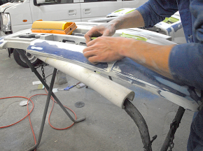 塗膜面を剥離して小キズを拾い、パテ処理、サフェーサー塗装、マスキング作業。