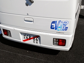 ボンネットとリアゲートにロゴマーク