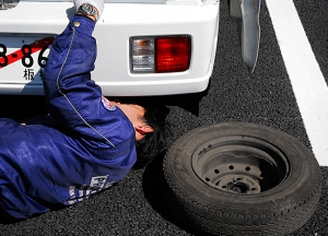 スペアタイヤを現地で外す