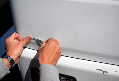 最大積載量のシールを貼る