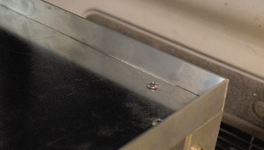 電池BOXの上蓋に付けられた見返し