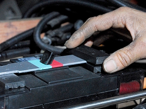 ブレーカーの前後にスライドが遊ばないブラケットを取り付け