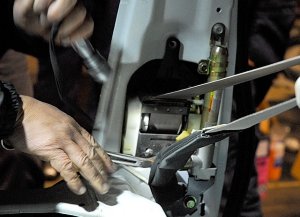 シートベルト機構を外して作業