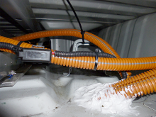 配線、ケーブルはタイラップ(結束バンド)を使って下側を含め、いたるところの配線をまとめ上げた