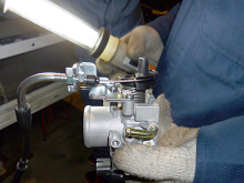 センサー一体のスロットルボディをどう設置するか