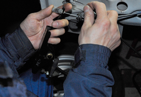 トゥボード側のスロットルワイヤーの位置関係を確認