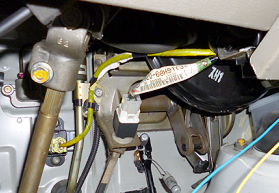 アクセル側はこのように取り付く