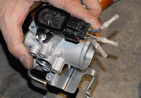 スロットルセンサーがEV配線とつなげられるように配線加工