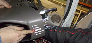 メーターカバー右側には、新たにランプ類が5つ追加