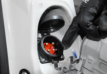 キャップを開ければ、ピンが4つ