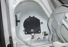 給油口にはめ込まれた充電口