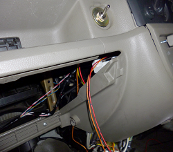 ボディの下側を通るBMS配線