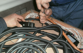 中蓋への機器の固定作業