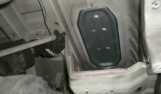 充電器は純正のバッテリーBOXの場所へ