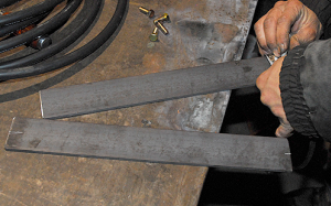 旧バッテリーブラケットを充電器に合わせて加工