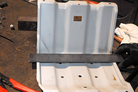 ステーはブラケット側に固定し、そのステーに充電器を付ける