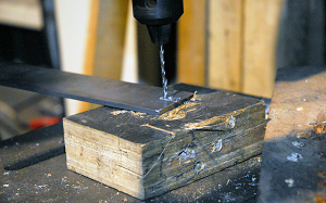 取り付け穴をボール盤で作成