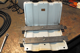 ブラケットの形状に合わせて、鉄板ステーに切り込みがある