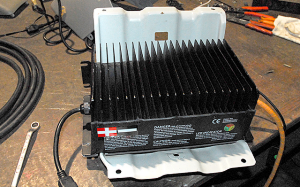 このように充電器がブラケットに収まる