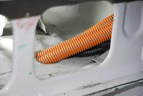 穴を空けてもケーブル2本を通すのがやっと