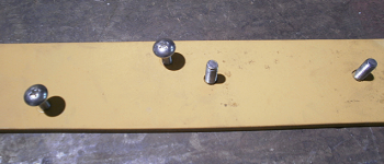 リレーの台座はネジのメス側を埋め込んで、プラスネジのみで取り付けられるように工夫