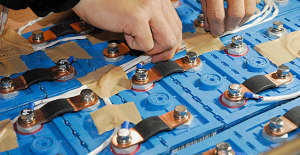 リチウム電池にBMSの配線をつないでいく