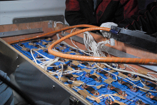 ブレーカーのケーブルをリチウム電池のインとアウトにセット