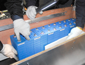 電池を配置する作業