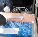 電池の配線作業