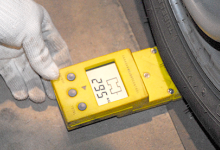 車重計測器で1輪ずつ重量を計測