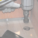 収納BOXに電池の配線ケーブル用の穴をホールソーで空ける